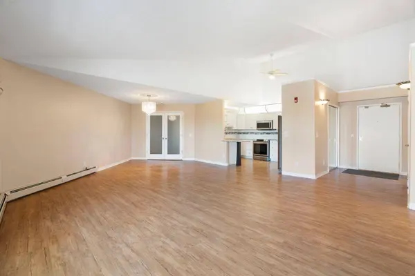 6868 Sierra Morena BLVD SW #310, Calgary, AB T3H 3R6