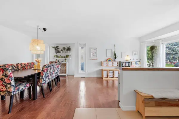 420 Douglasbank CT SE, Calgary, AB T2Z1X1