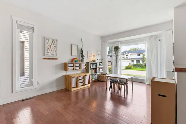 420 Douglasbank CT SE, Calgary, AB T2Z1X1
