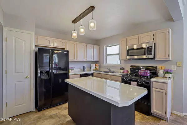 3352 BROKEN BOW ST, El Paso, TX 79936