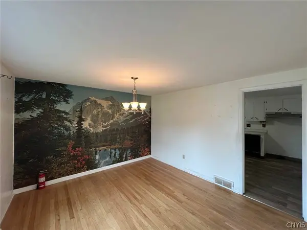 102 S Manor DR, East Syracuse, NY 13057