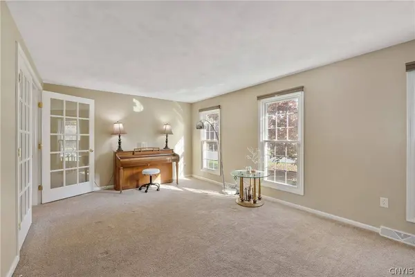 8581 Tartan DR N, Cicero, NY 13039