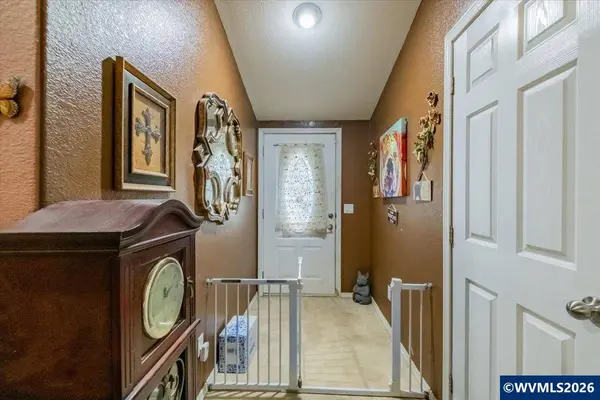 5232 Olympic Cir, Eugene, OR 97402