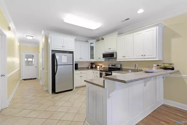 28 Jackson Way, Decatur, AL 35603