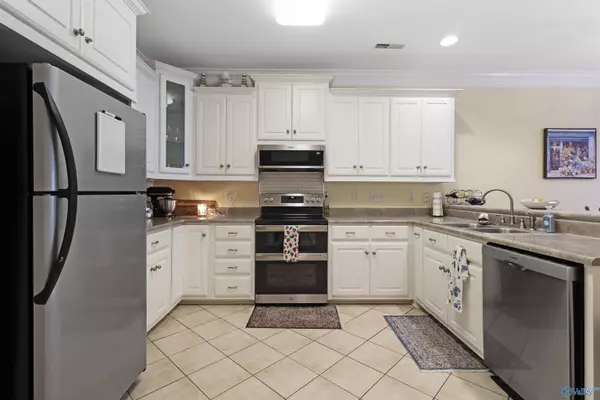 28 Jackson Way, Decatur, AL 35603