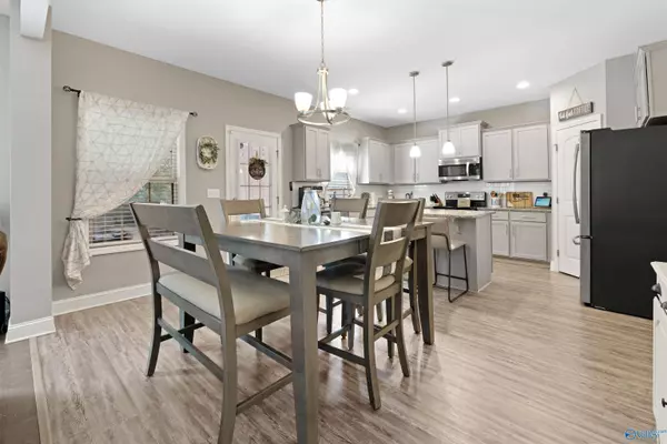 381 Willow Bank Circle, Decatur, AL 35603