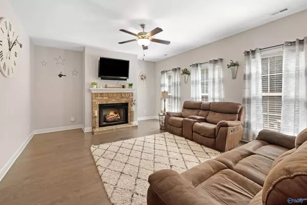 381 Willow Bank Circle, Decatur, AL 35603