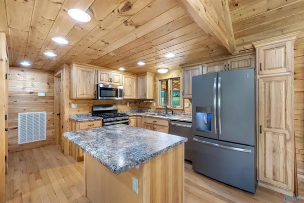 1379 Perkins Wood Road, Hartselle, AL 35640