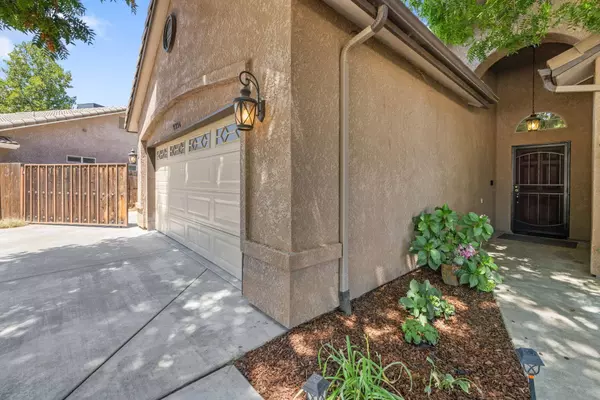 2338 E Evergreen Avenue, Visalia, CA 93292