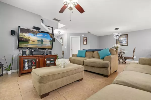 2464 FORMAX DR, Orlando, FL 32828