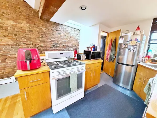 188 Webster St #4, Boston, MA 02128
