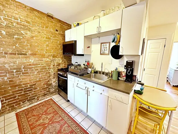 187 Everett St #1, Boston, MA 02128