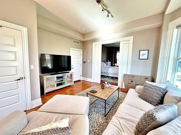 227 Webster St #1, Boston, MA 02128