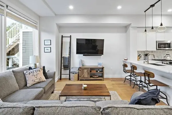303 Sumner St #3R, Boston, MA 02128