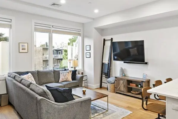 303 Sumner St #3R, Boston, MA 02128