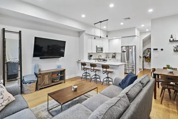 303 Sumner St #3R, Boston, MA 02128