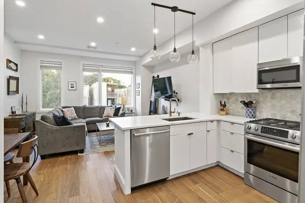 303 Sumner St #3R, Boston, MA 02128