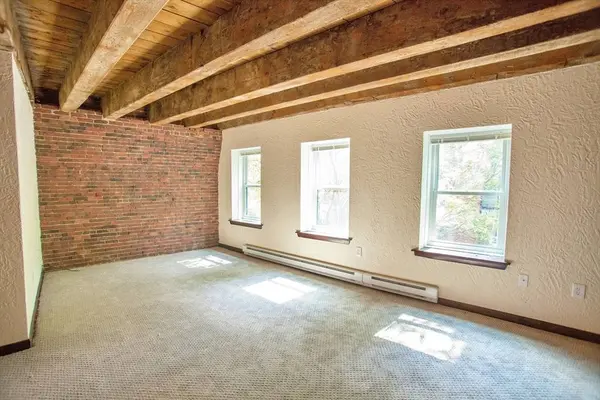146 Commercial St #4, Boston, MA 02109