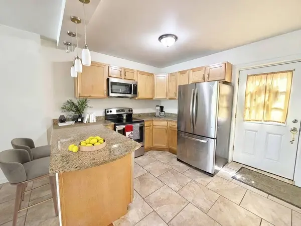 147 Everett St #2, Boston, MA 02128