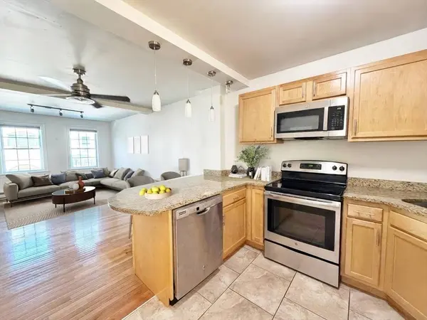 147 Everett St #2, Boston, MA 02128