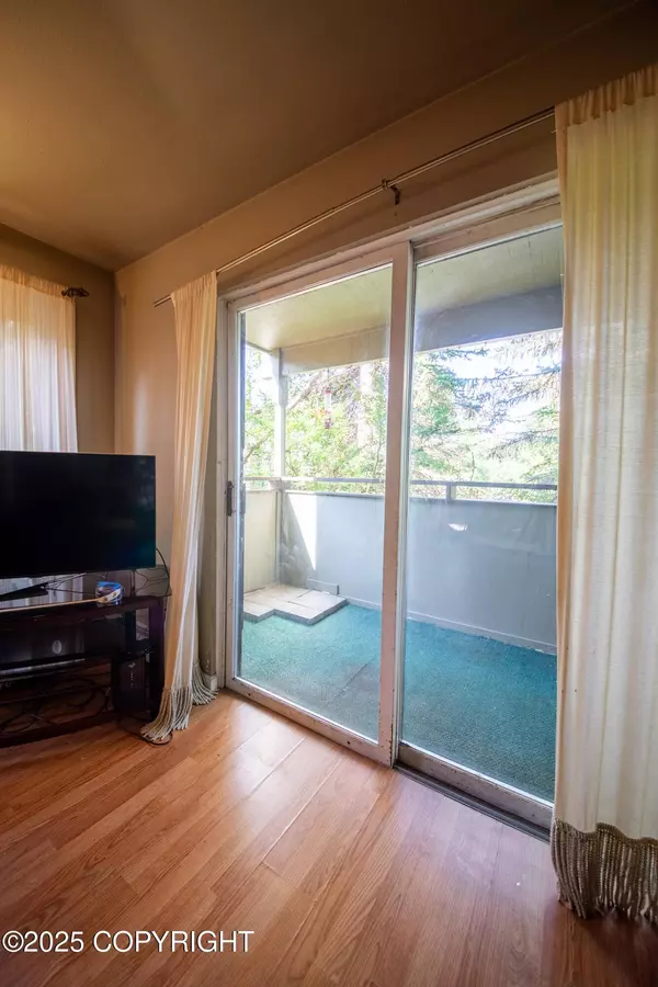 9307 Jewel Lake RD, Anchorage, AK 99502