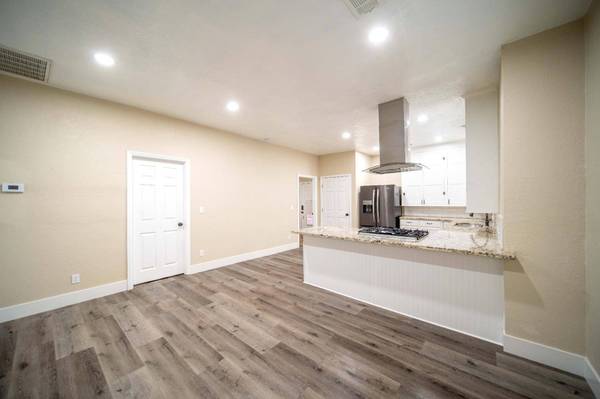 1834 Young, Selma, CA 93662