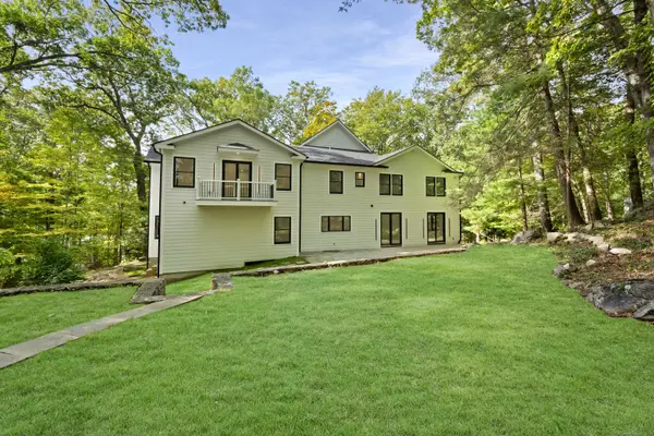 81 Blackwood Lane, Stamford, CT 06903