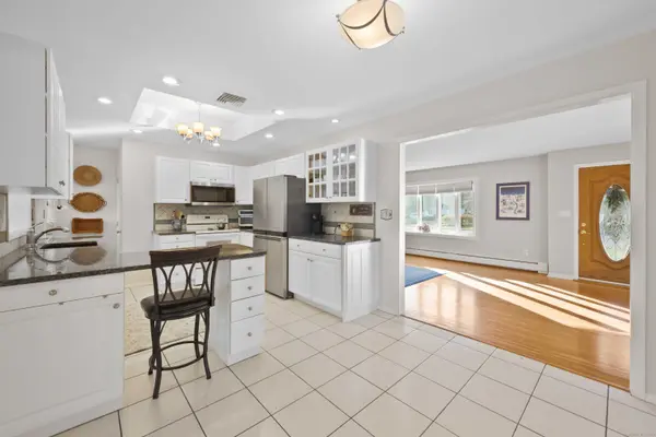 7 Manor Drive, Trumbull, CT 06611