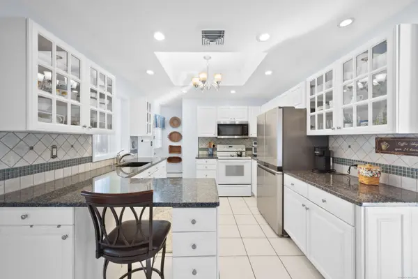 7 Manor Drive, Trumbull, CT 06611