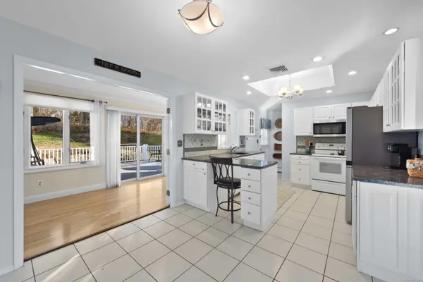 7 Manor Drive, Trumbull, CT 06611