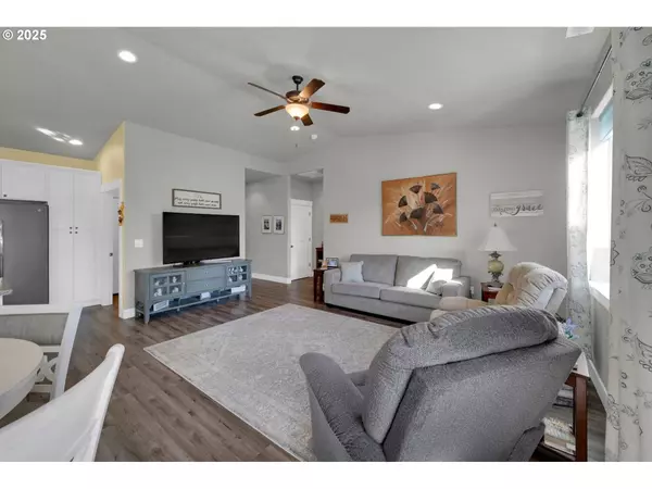 278 SW APPLEGATE TRAIL DR, Dallas, OR 97338