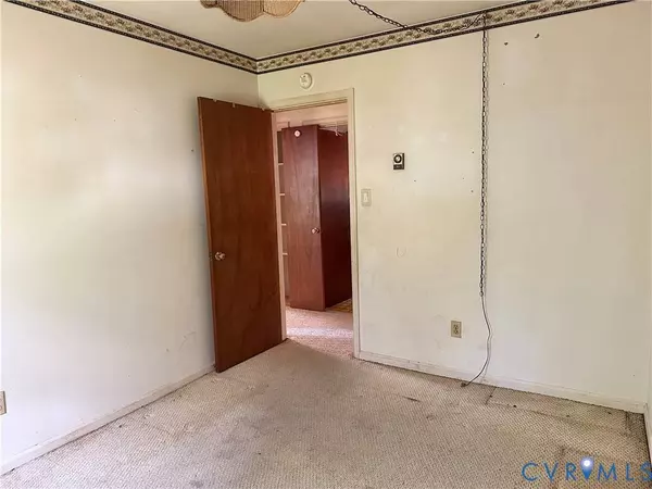 16002 Gary AVE, Chester, VA 23831