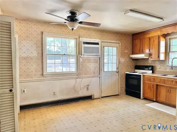 16002 Gary AVE, Chester, VA 23831