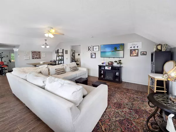 33 Creek RD, Castleton, VT 05735