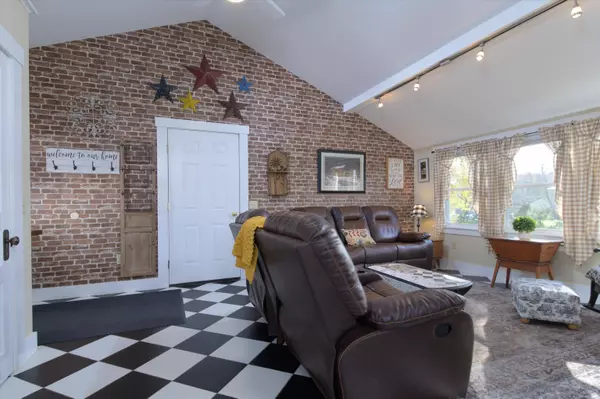 2558 Old Stage RD, Benson, VT 05743