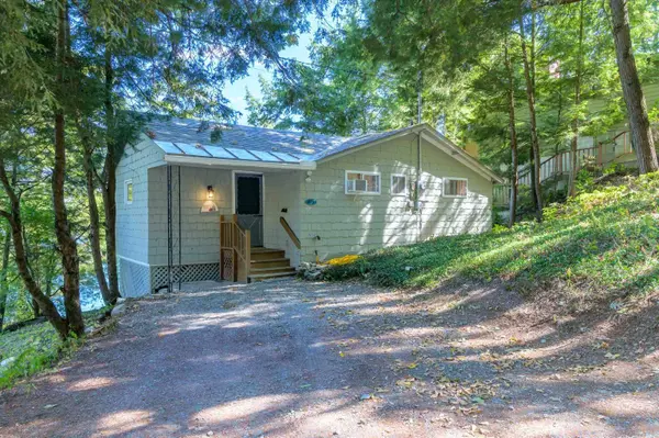 976 Avalon Beach RD, Castleton, VT 05735