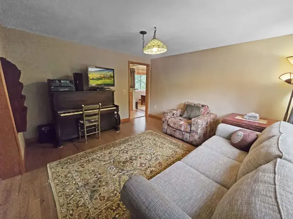 7 Laverne DR, Rutland City, VT 05701