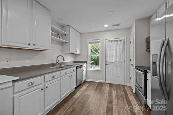 6518 Point Comfort LN, Charlotte, NC 28226