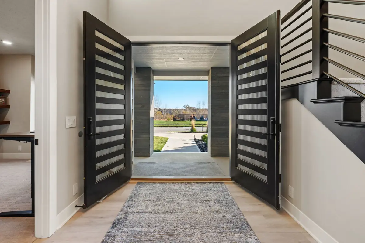 2002 LUXURY ENTRY