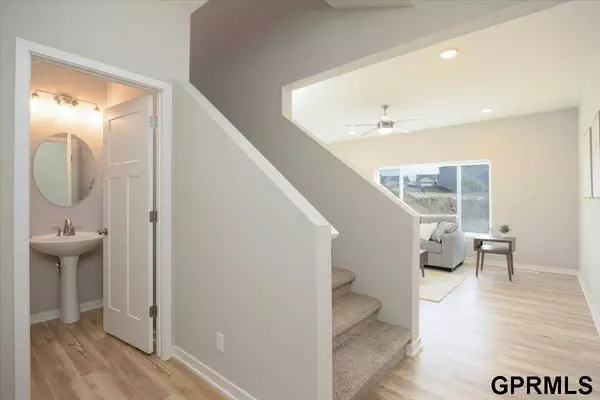 7917 N 94th Street, Omaha, NE 68122