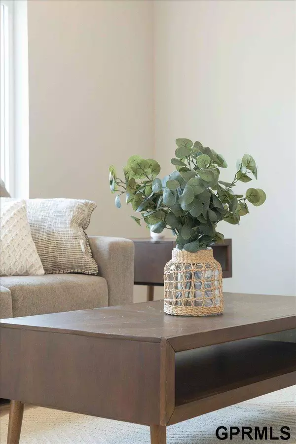 7917 N 94th Street, Omaha, NE 68122