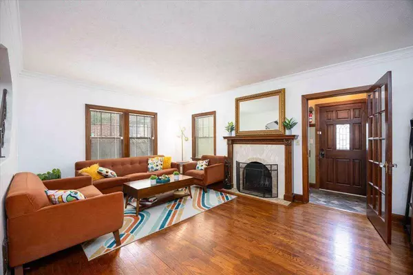 827 S 60th Street, Omaha, NE 68106