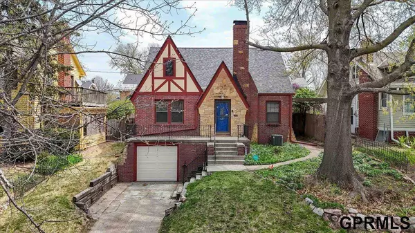 827 S 60th Street, Omaha, NE 68106