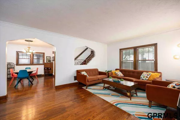 827 S 60th Street, Omaha, NE 68106