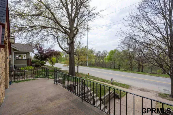 827 S 60th Street, Omaha, NE 68106