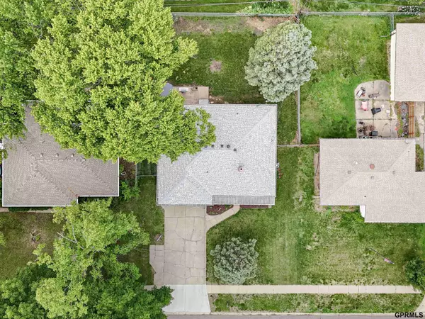 308 Crest Road, Papillion, NE 68046