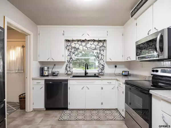 308 Crest Road, Papillion, NE 68046