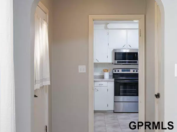 308 Crest Road, Papillion, NE 68046