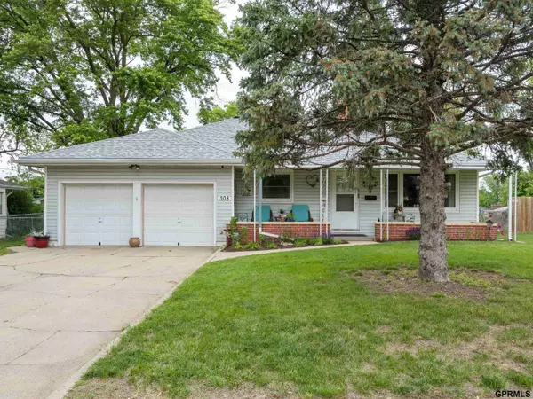 308 Crest Road, Papillion, NE 68046