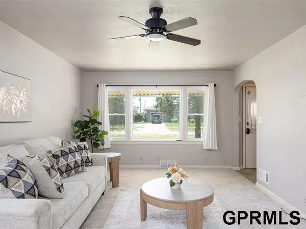 308 Crest Road, Papillion, NE 68046